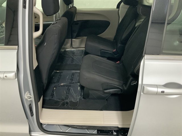 Used 2023 Chrysler Voyager LX image 16