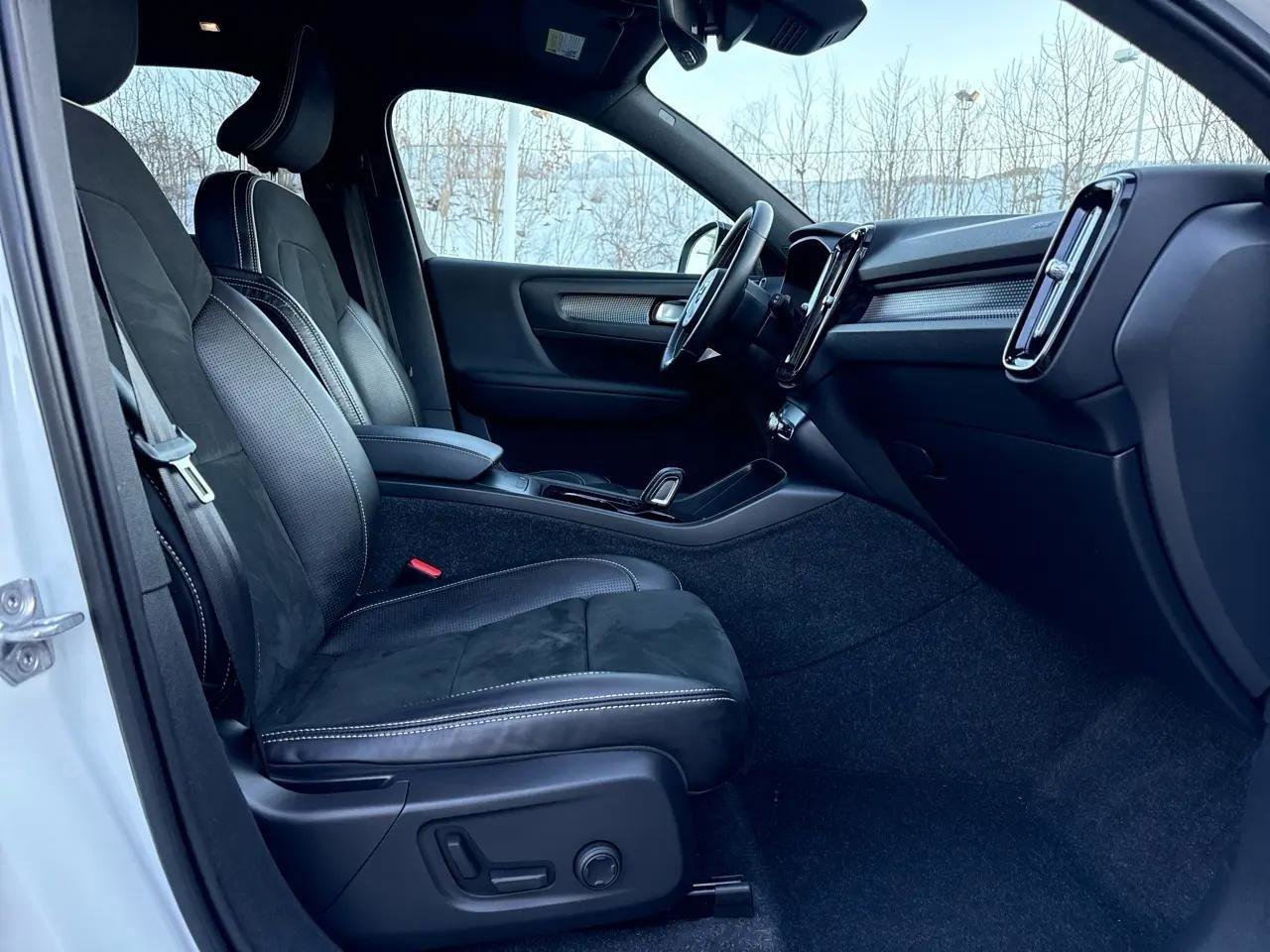 Used 2021 Volvo XC40 P8 Recharge w/ Climate Package image 33