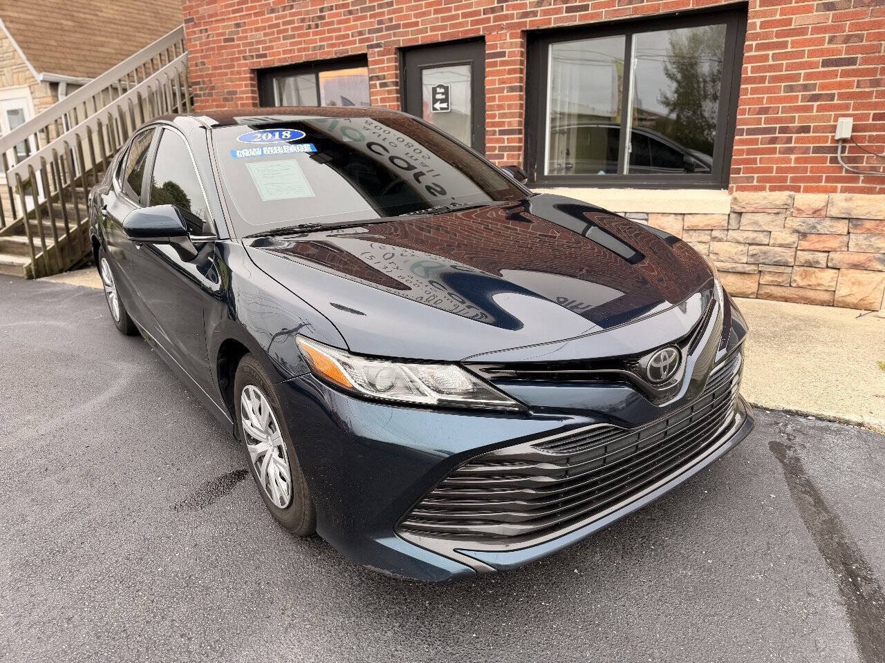 Used 2018 Toyota Camry FWD image 2