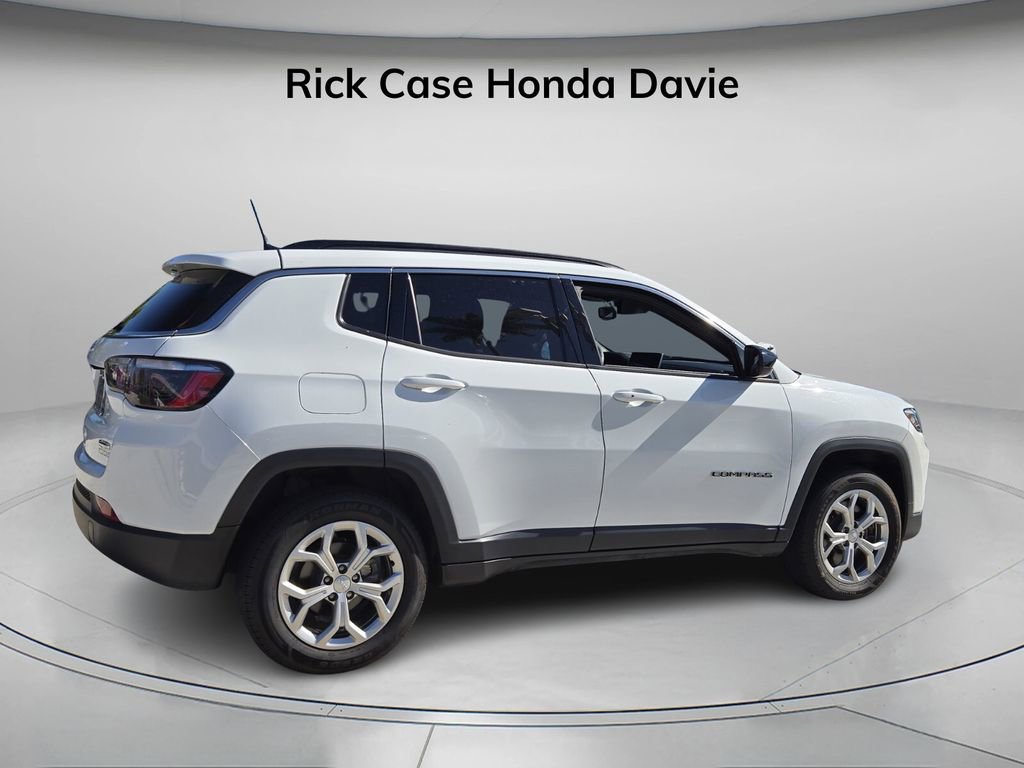 Used 2024 Jeep Compass Latitude image 7