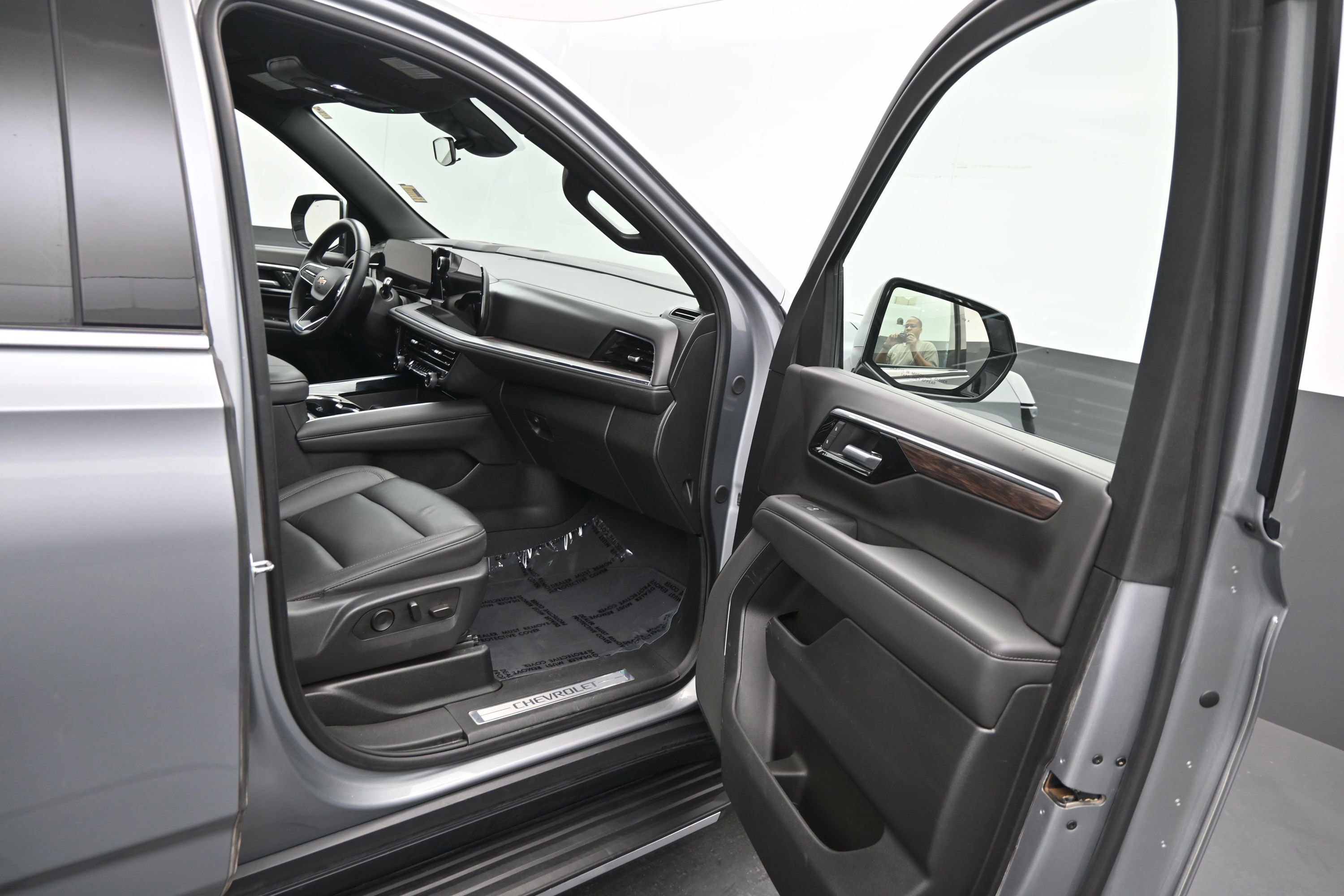 Used 2025 Chevrolet Tahoe LT AWD/4WD image 13