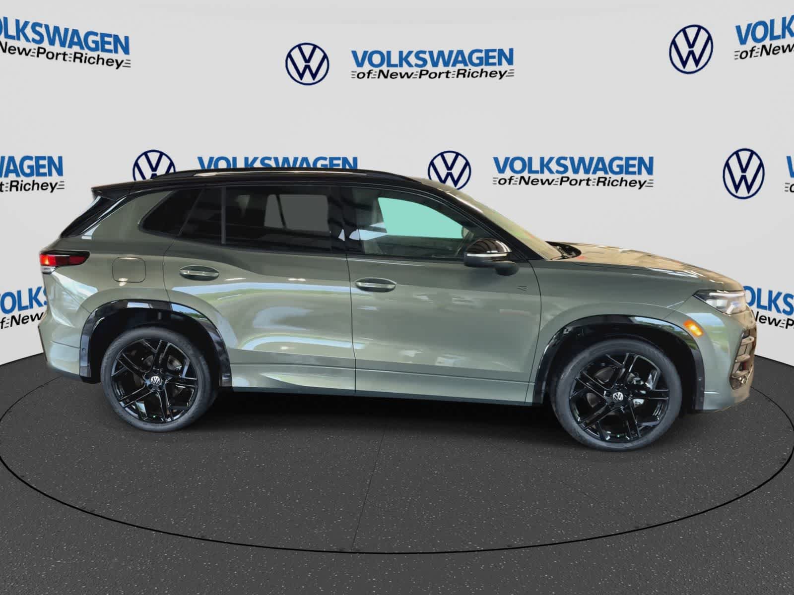 New 2026 Volkswagen Tiguan SE R-Line FWD image 9