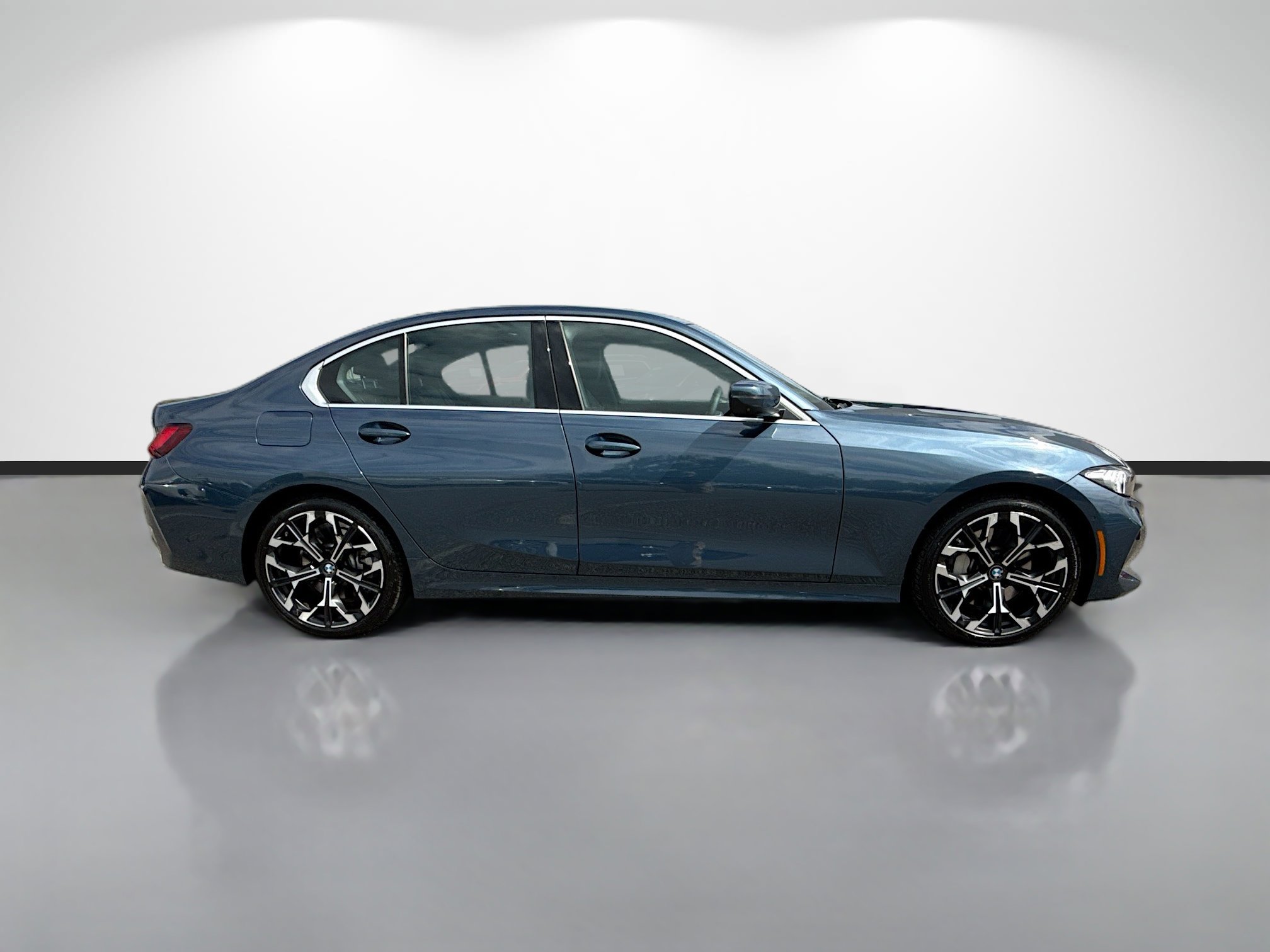 Used 2025 BMW 330i Sedan RWD image 2