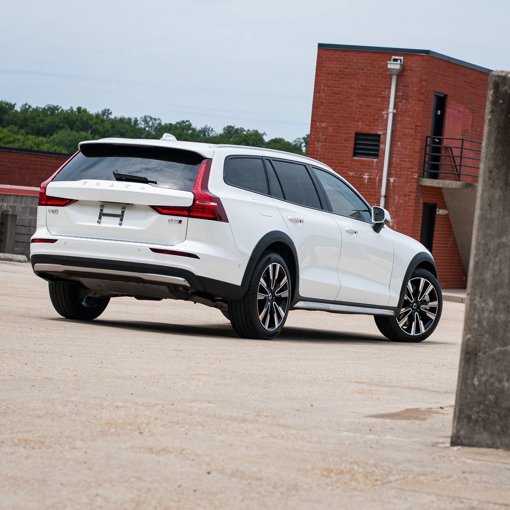 Certified 2026 Volvo V60 B5 Cross Country Ultra w/ Protection Package Premier AWD/4WD image 6