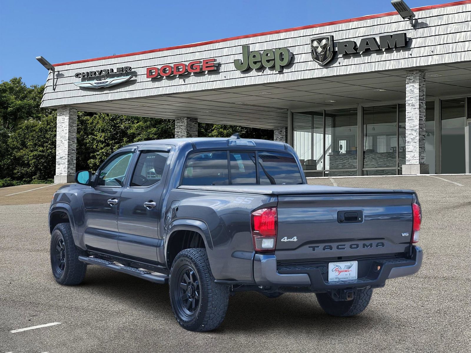 Used 2023 Toyota Tacoma SR image 5