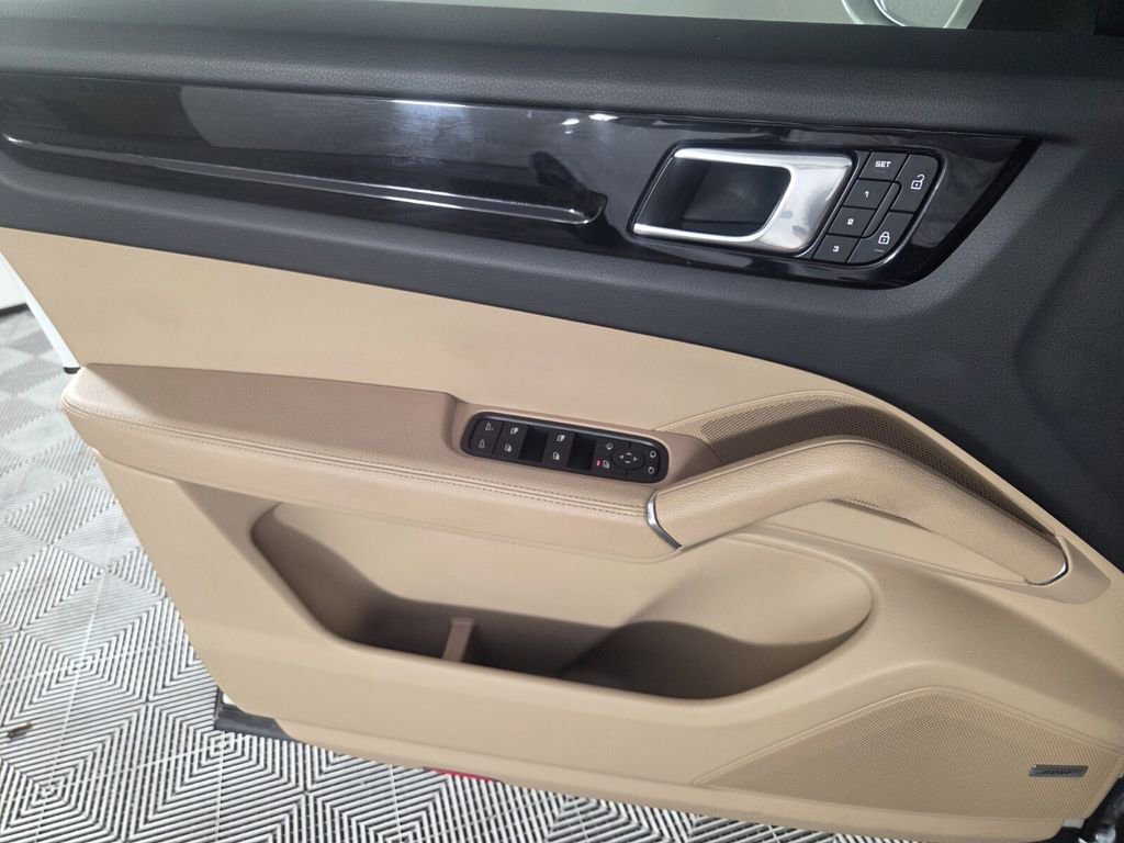 Used 2023 Porsche Cayenne Platinum Edition image 22