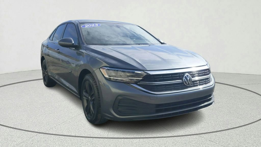 Used 2023 Volkswagen Jetta SE image 1