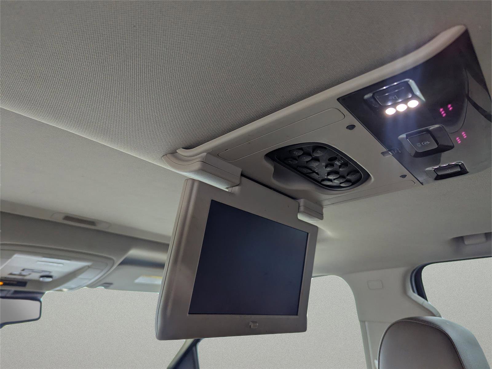 Used 2018 GMC Yukon SLT w/ Premium Edition image 16