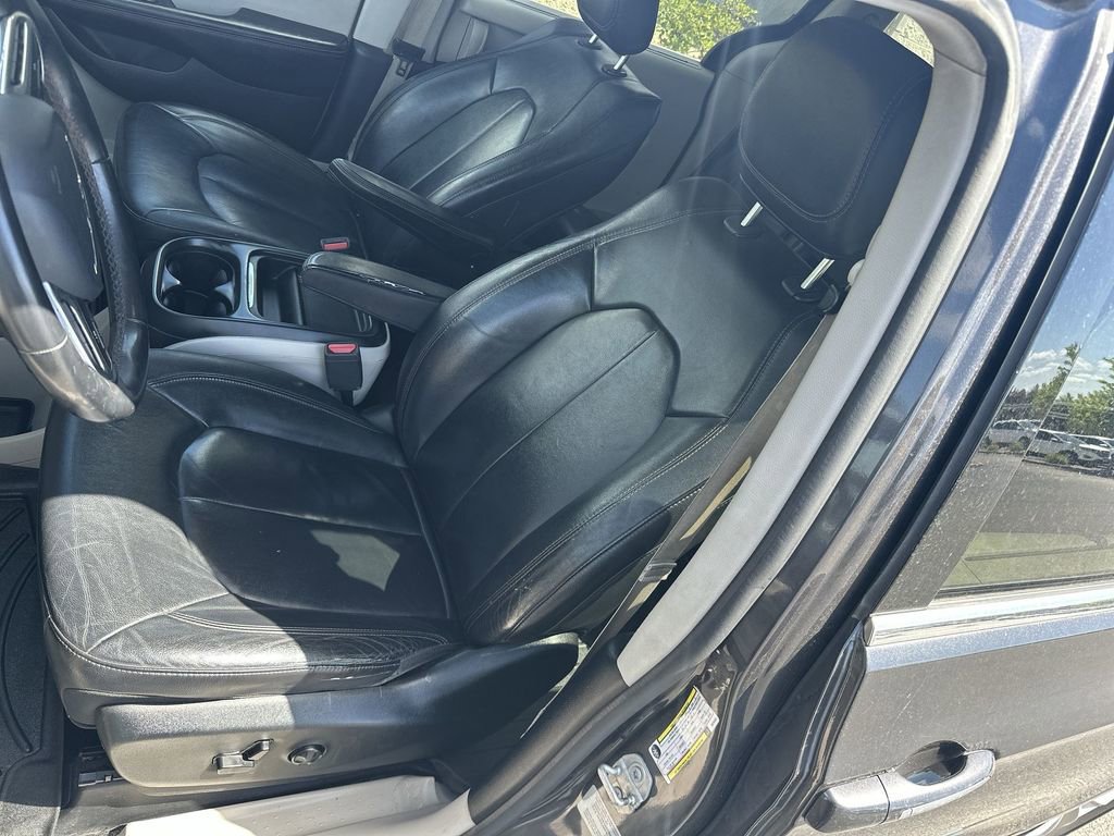 Used 2017 Chrysler Pacifica Touring-L FWD image 14