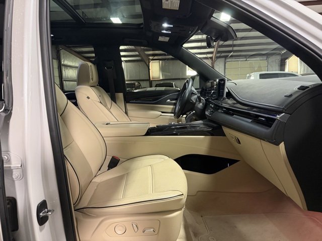 Used 2022 Cadillac Escalade Premium Luxury image 11