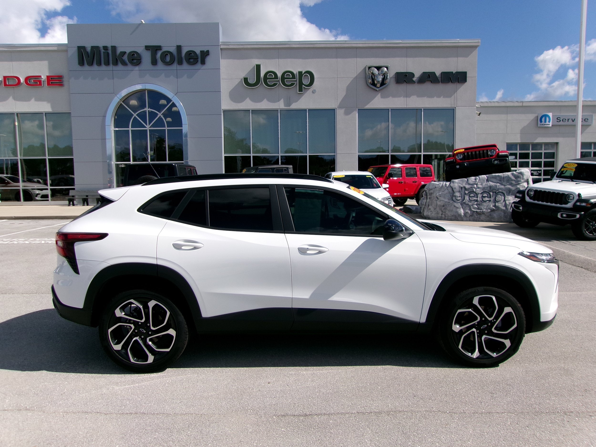 Used 2025 Chevrolet Trax RS FWD image 5