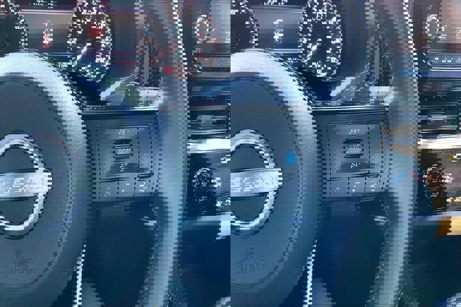 Used 2022 Nissan Pathfinder SV w/ SV Premium Package image 24