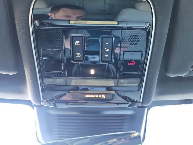 Used 2025 Land Rover Range Rover SE image 19