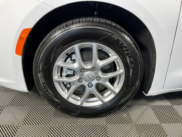 Used 2026 Chrysler Pacifica Select FWD image 11