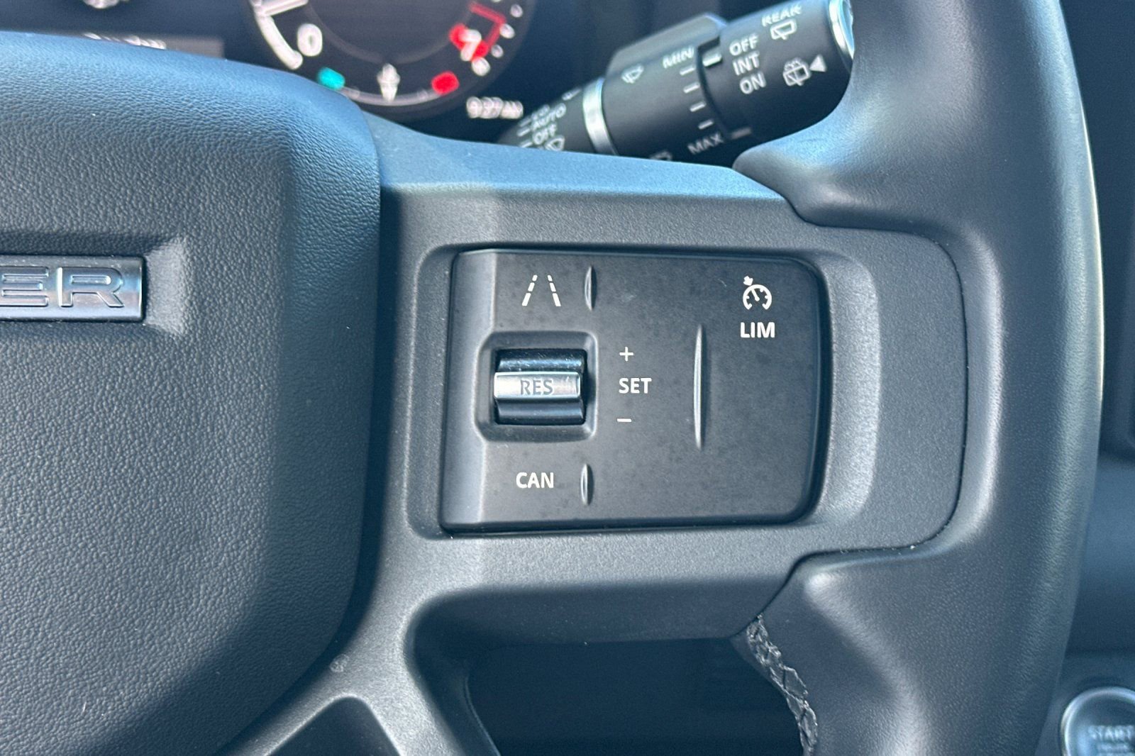 Used 2023 Land Rover Defender 110 X-Dynamic SE image 31