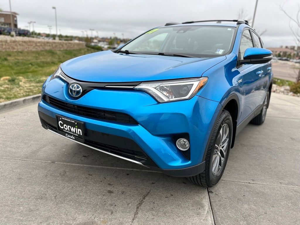 Used 2017 Toyota RAV4 XLE AWD/4WD image 3