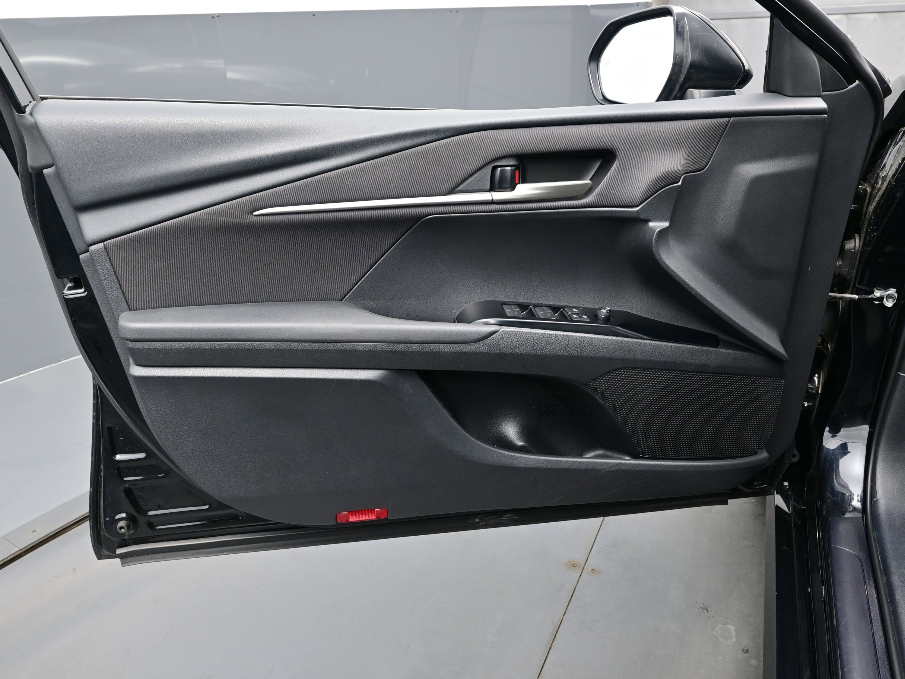 Used 2025 Toyota Camry LE w/ Convenience Package image 9