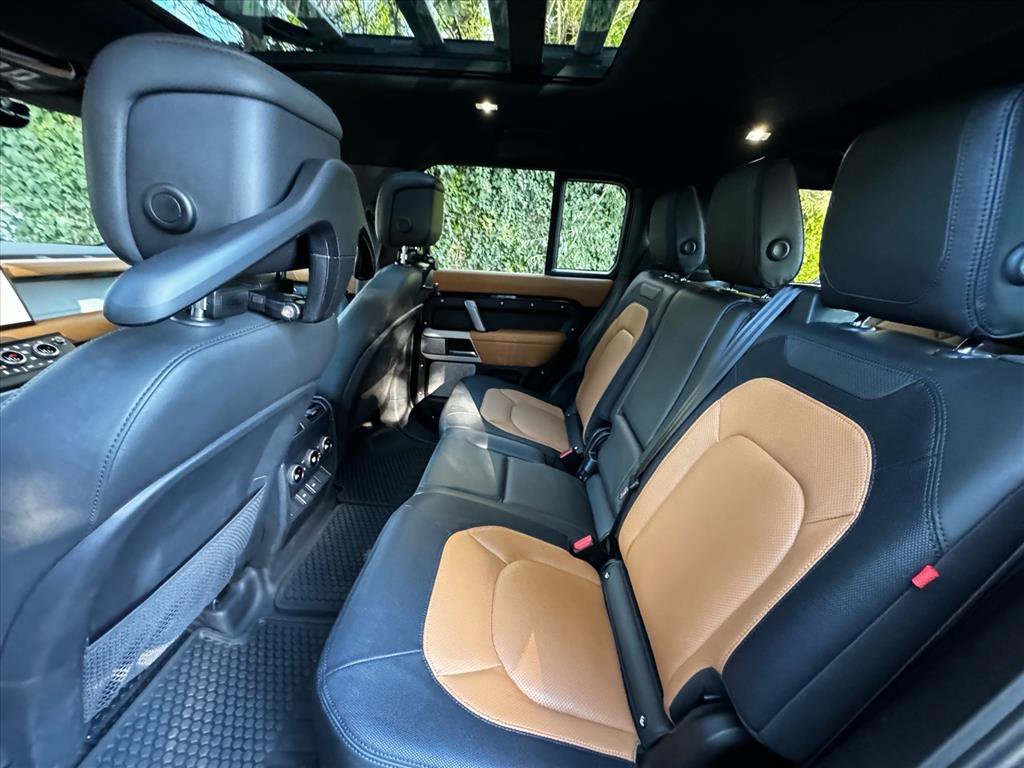 Used 2024 Land Rover Defender 130 X-Dynamic SE image 18