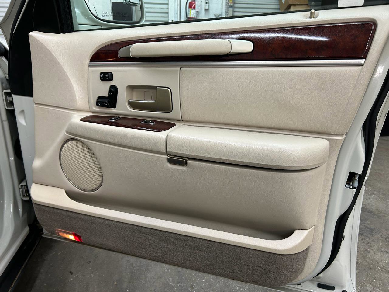 Used 2004 Lincoln Town Car Ultimate RWD image 27