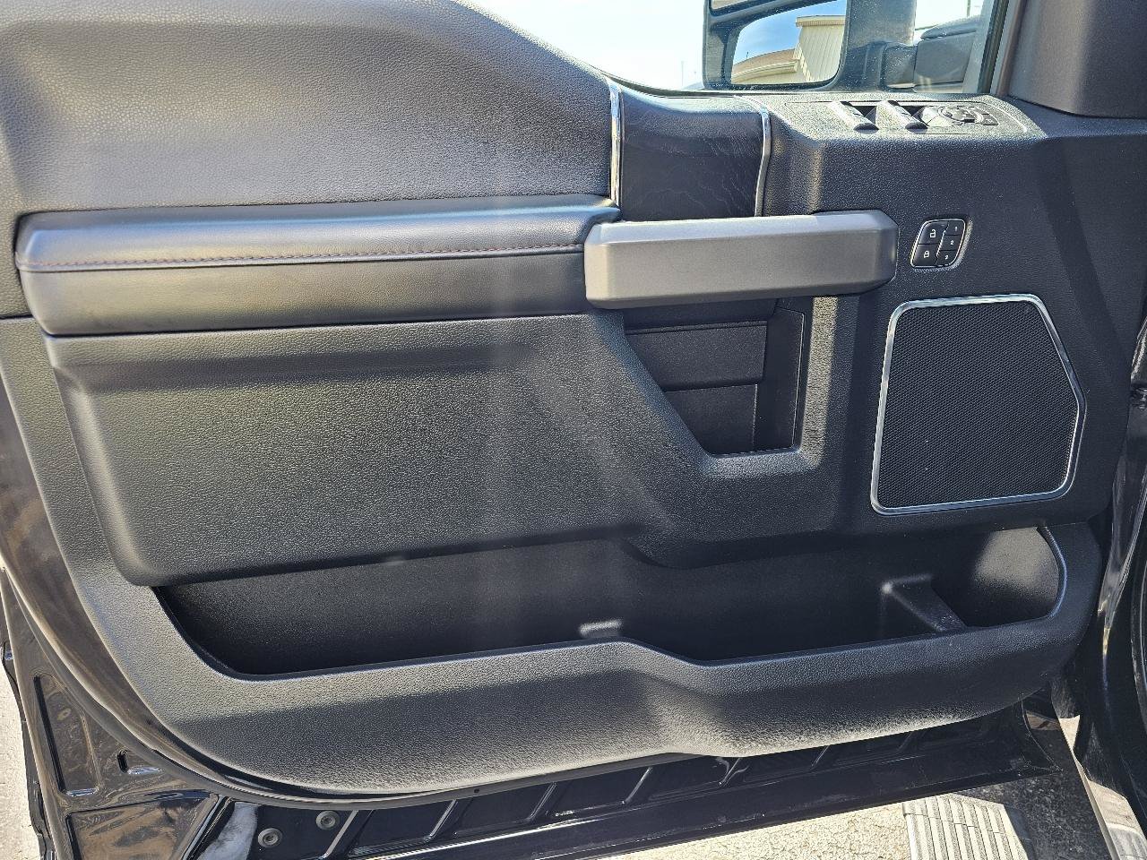 Used 2019 Ford F150 Platinum w/ Equipment Group 701A Luxury AWD/4WD image 4