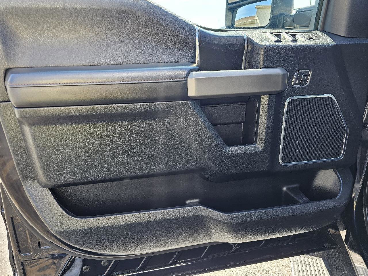 Used 2019 Ford F150 Platinum w/ Equipment Group 701A Luxury AWD/4WD image 4