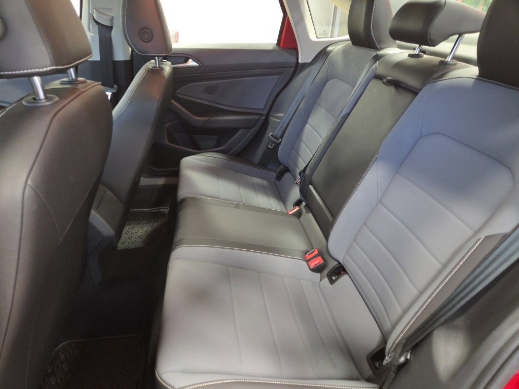 Used 2025 Volkswagen Jetta SE w/ Sunroof Package image 13