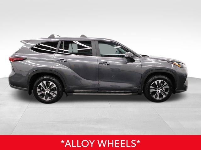Used 2025 Toyota Highlander XLE image 11