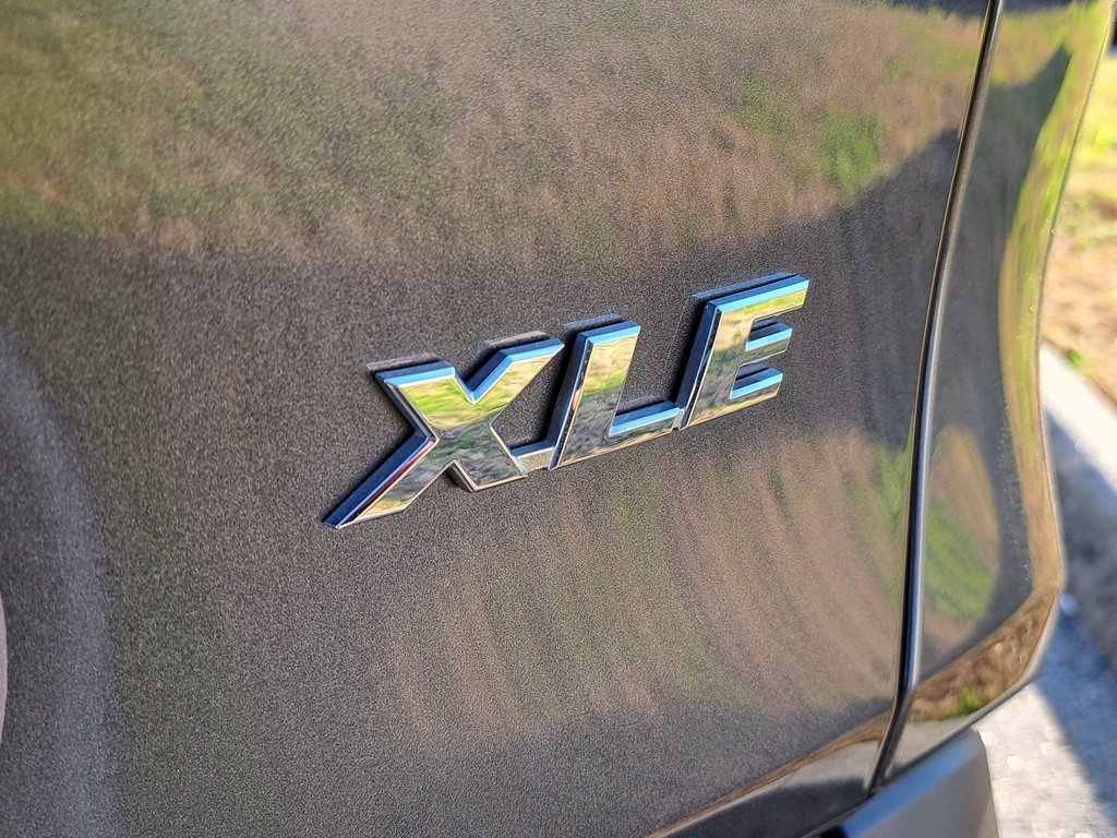 Used 2022 Toyota RAV4 XLE Premium image 38