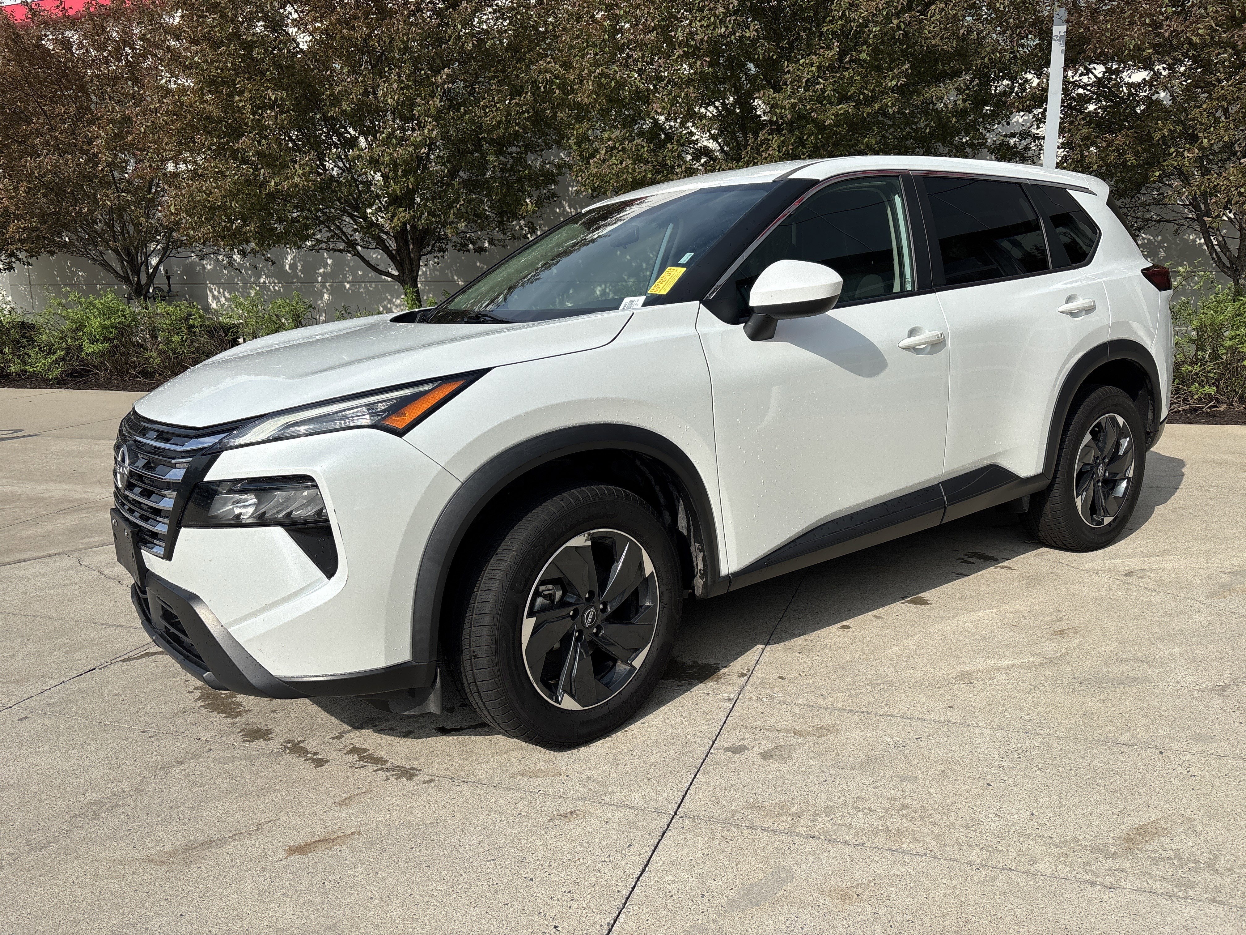 Used 2024 Nissan Rogue SV AWD/4WD image 3