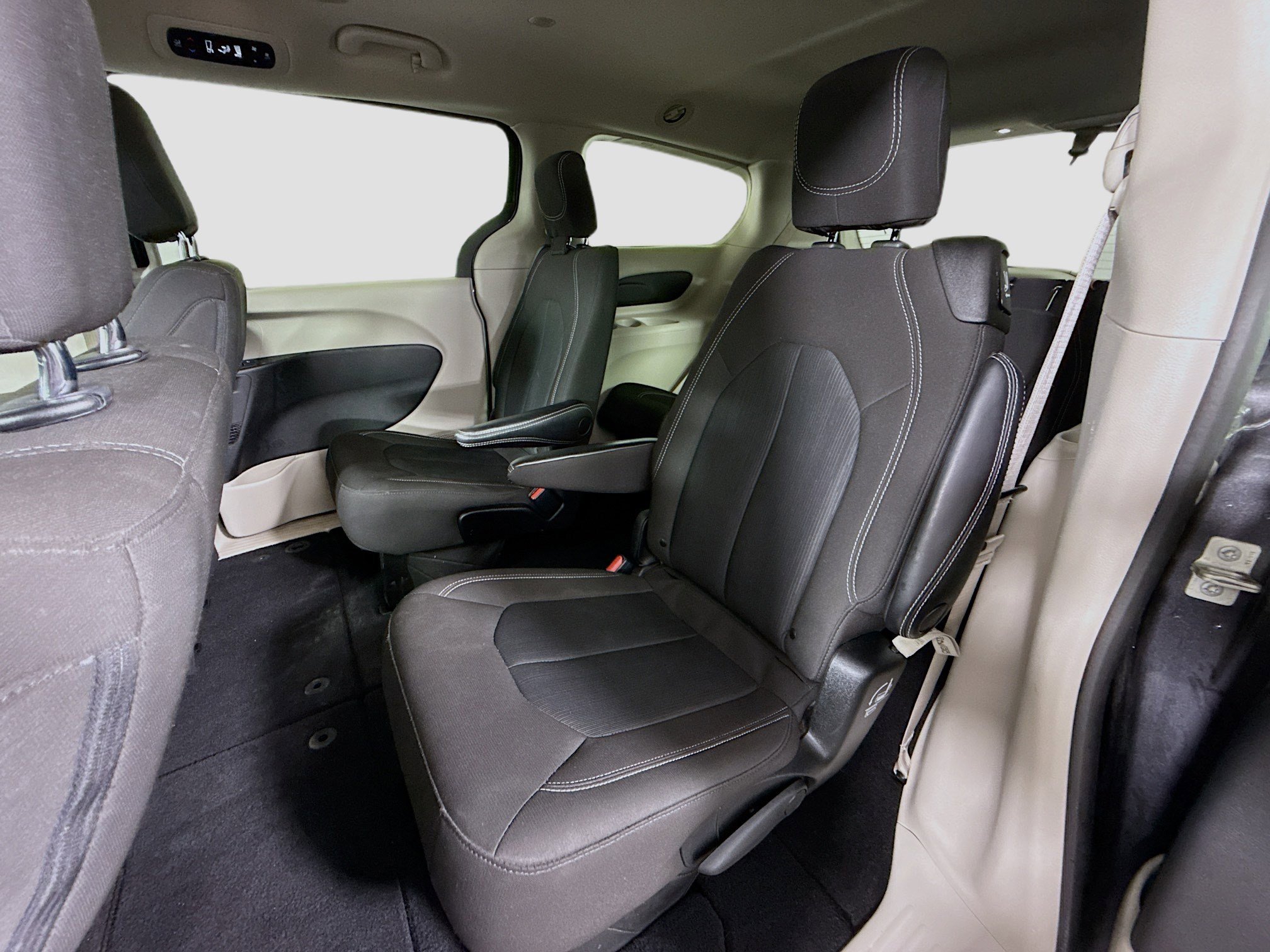 Used 2023 Chrysler Voyager LX image 25