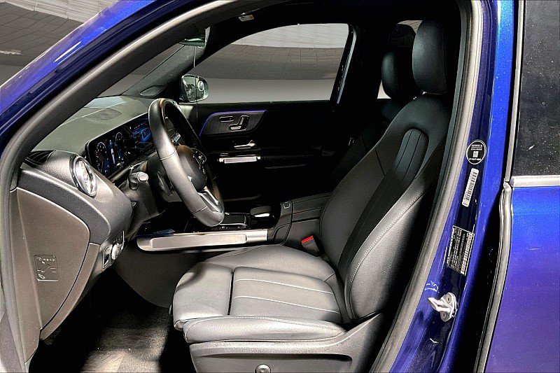 Used 2021 Mercedes-Benz GLB 250 w/ Premium Package image 21