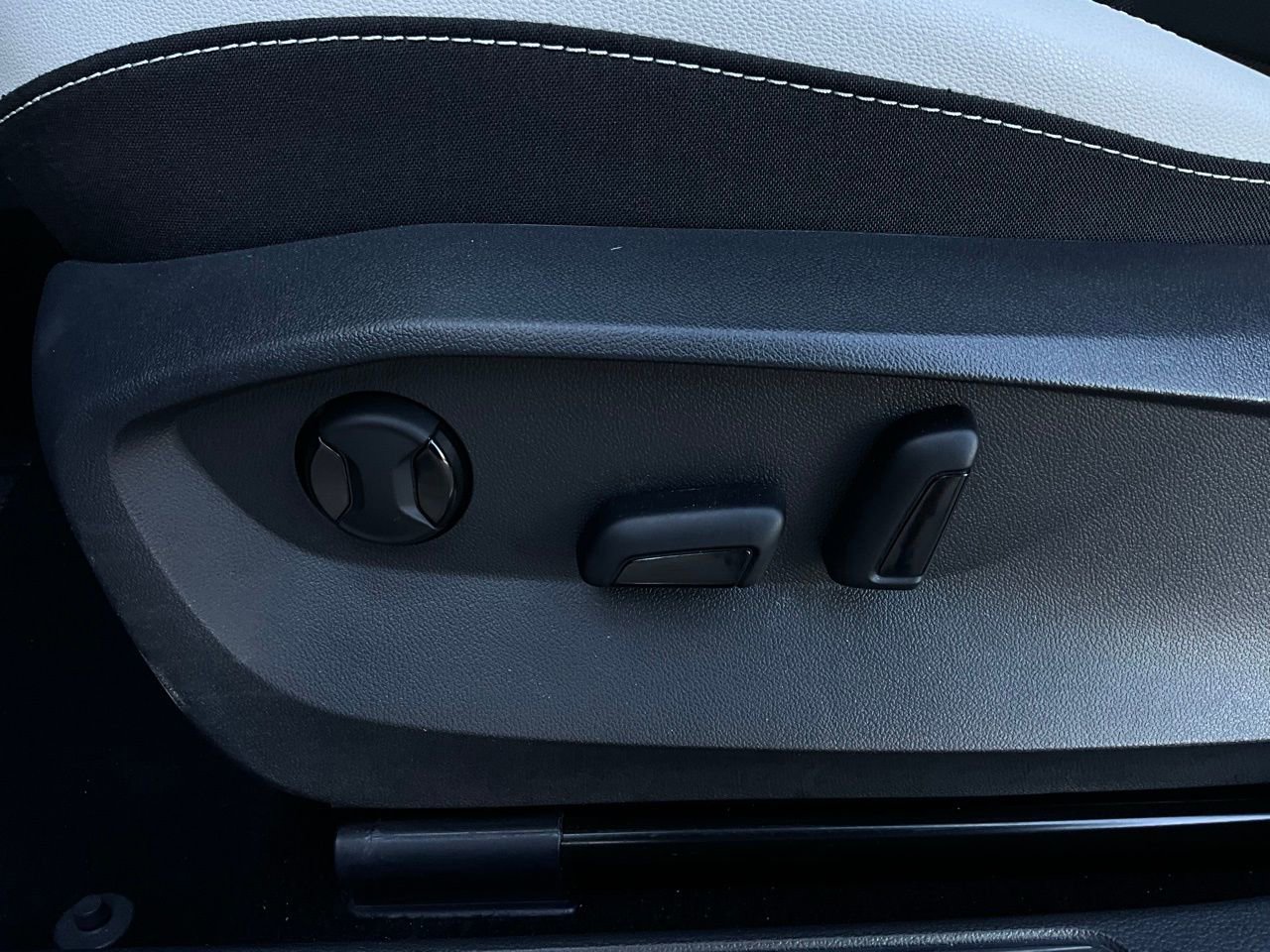 Used 2025 Volkswagen Taos SE image 11