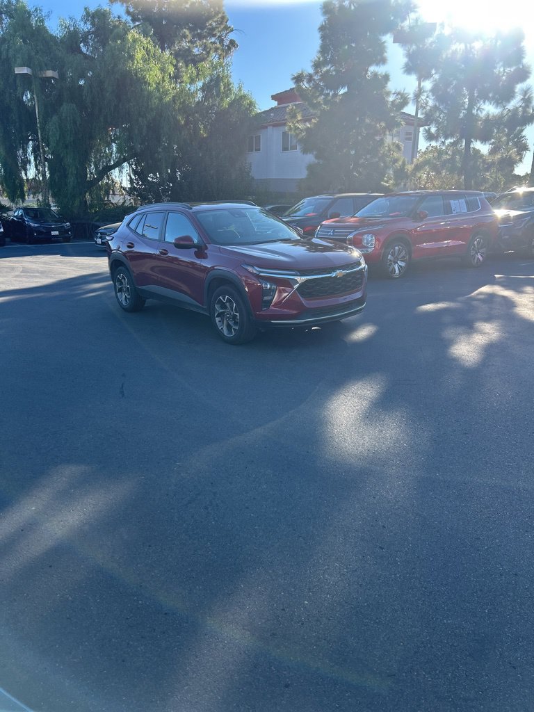 Used 2025 Chevrolet Trax LT w/ LT Convenience Package FWD image 5