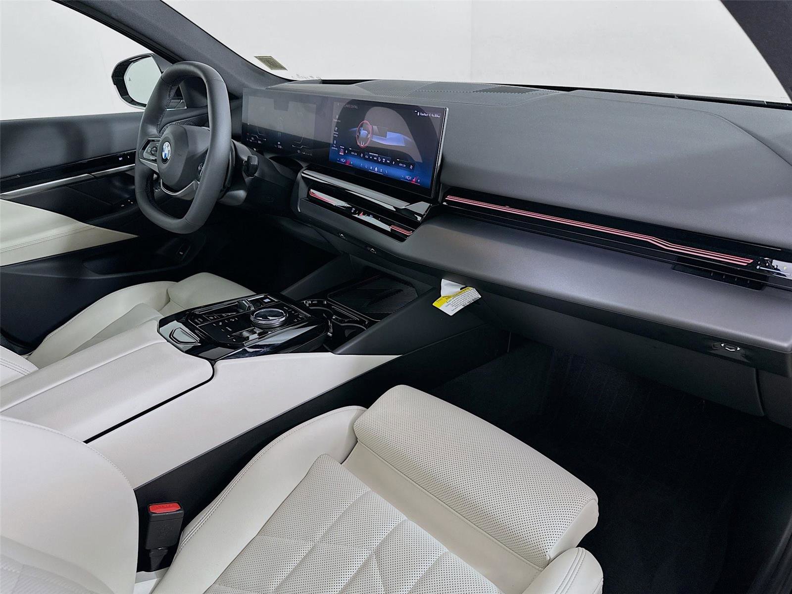 Used 2025 BMW 530i xDrive w/ Premium Package image 31