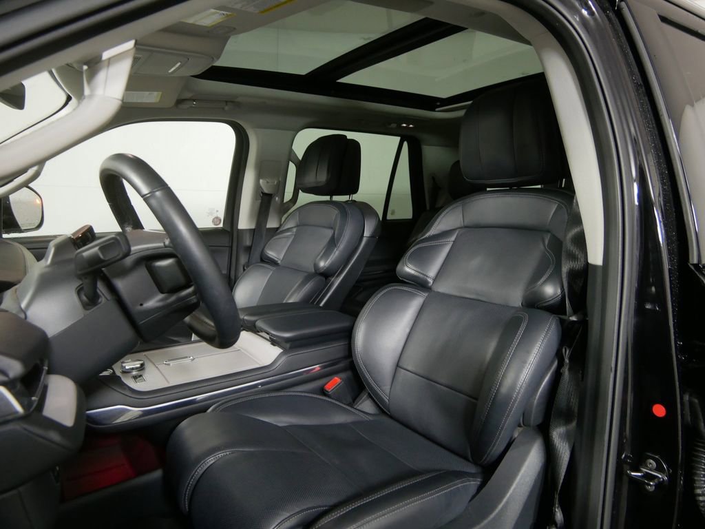 Used 2025 Lincoln Navigator Reserve image 15