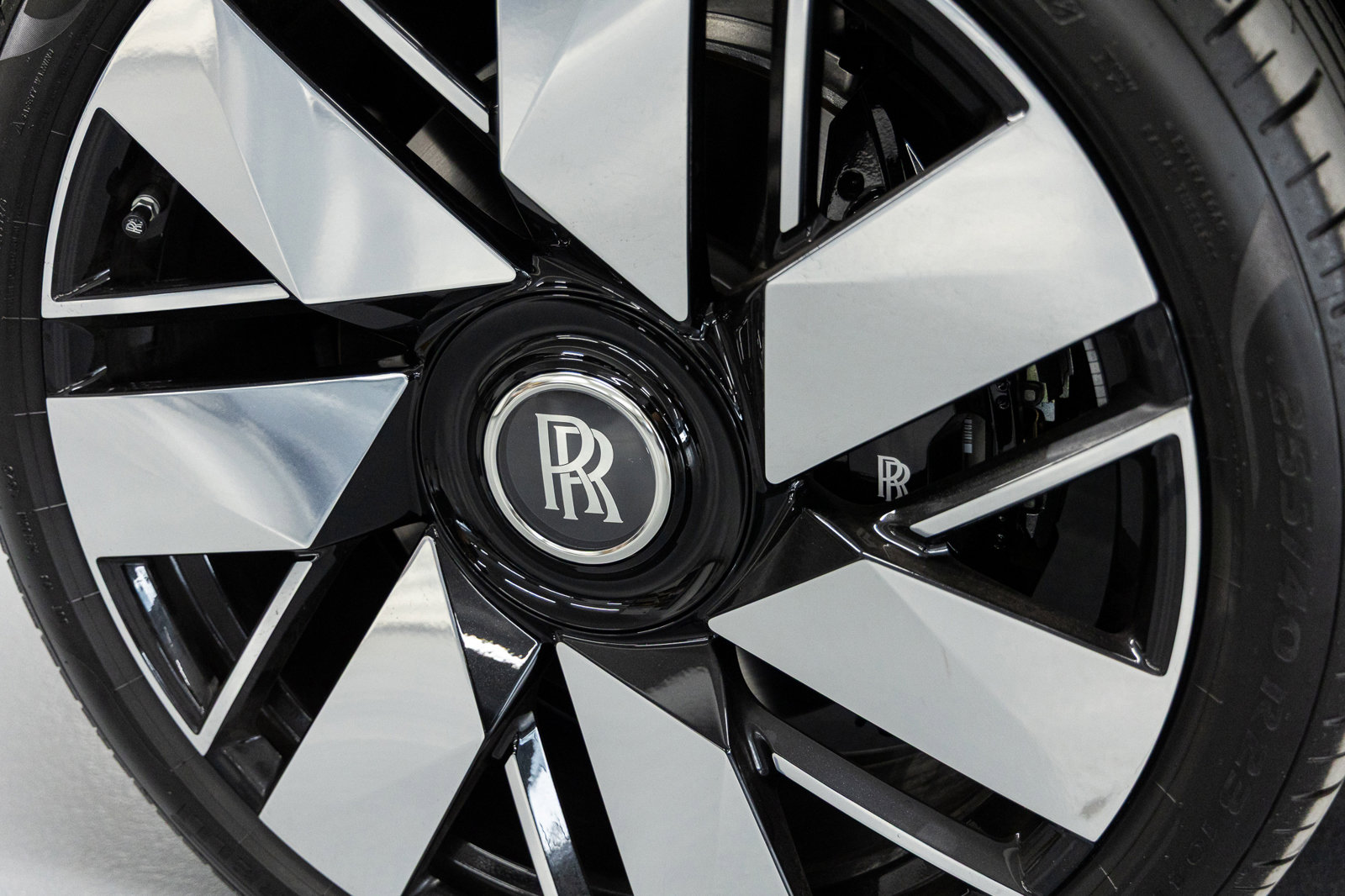 New 2026 Rolls-Royce Cullinan image 19