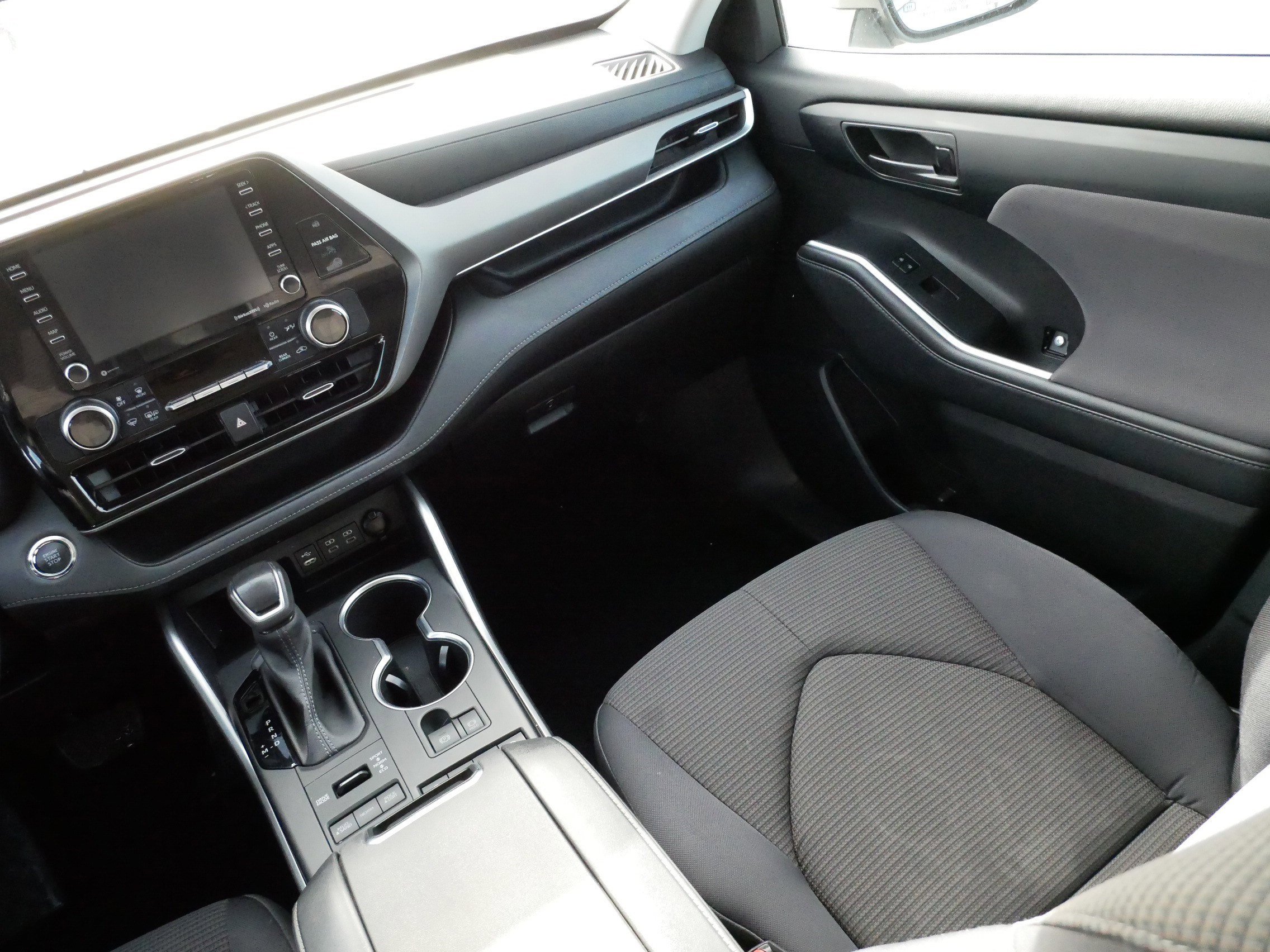 Used 2022 Toyota Highlander LE image 11