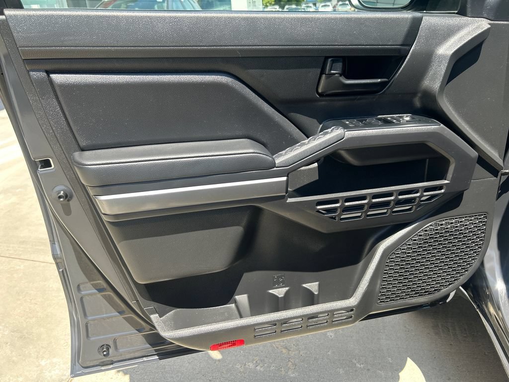 Certified 2025 Toyota Tacoma SR5 AWD/4WD image 10