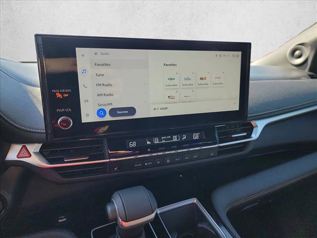 Used 2025 Toyota Sienna XLE Woodland Edition image 21