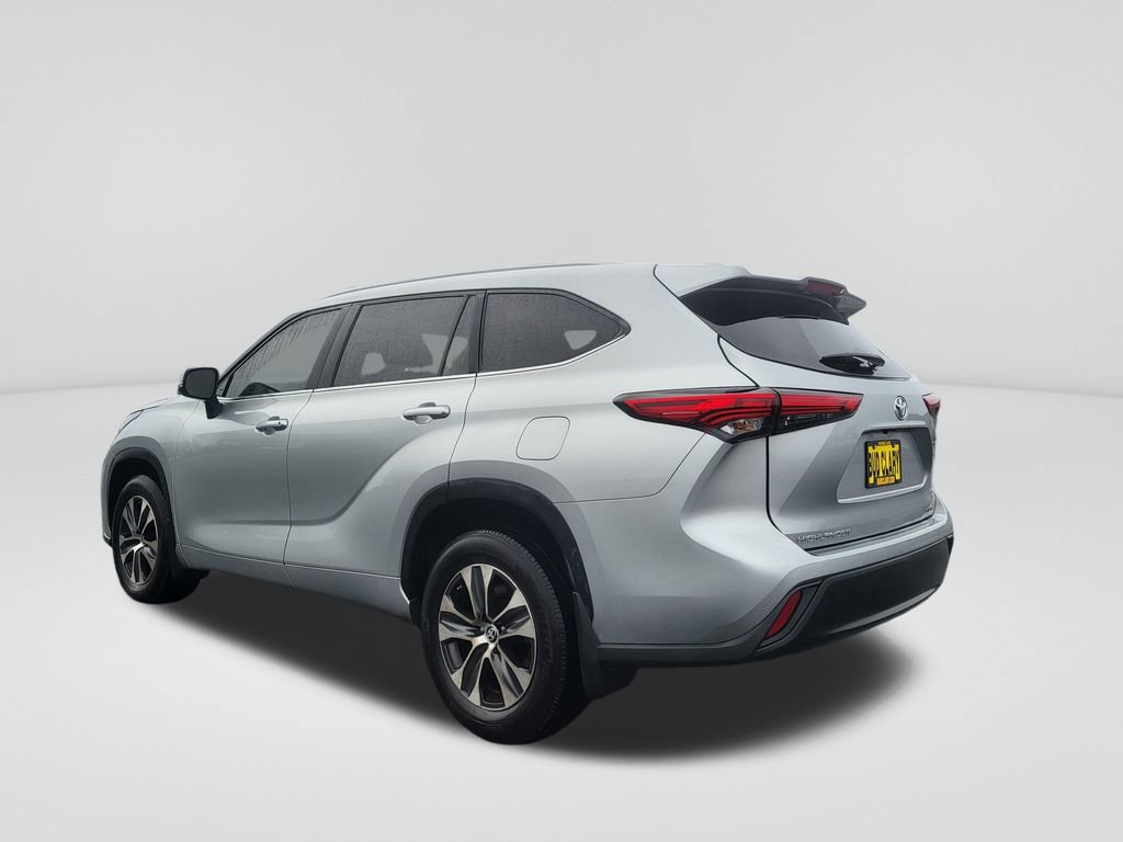 Used 2023 Toyota Highlander XLE image 3