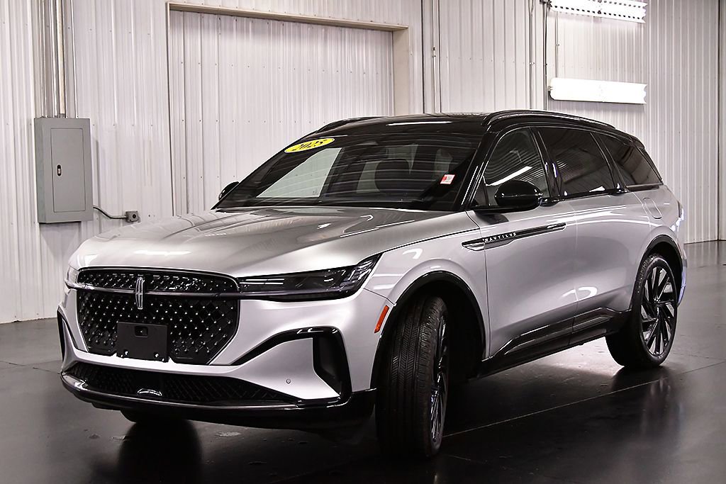 Used 2025 Lincoln Nautilus Reserve w/ Jet Appearance Package image 3