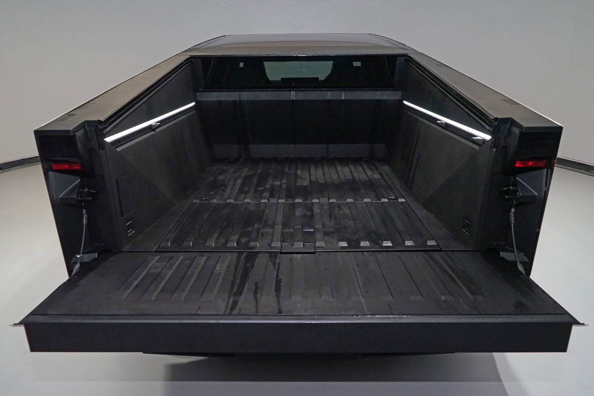 Used 2024 Tesla Cybertruck AWD Crew Cab image 9