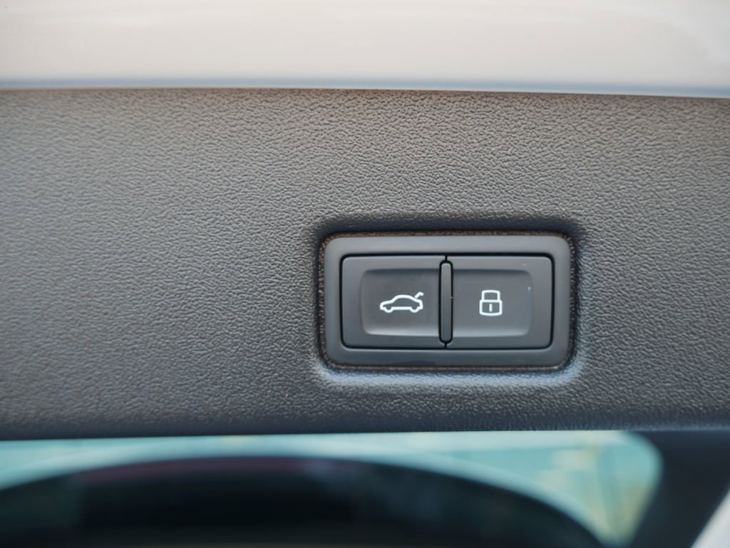 Used 2025 Audi Q5 Premium w/ Convenience Package image 24