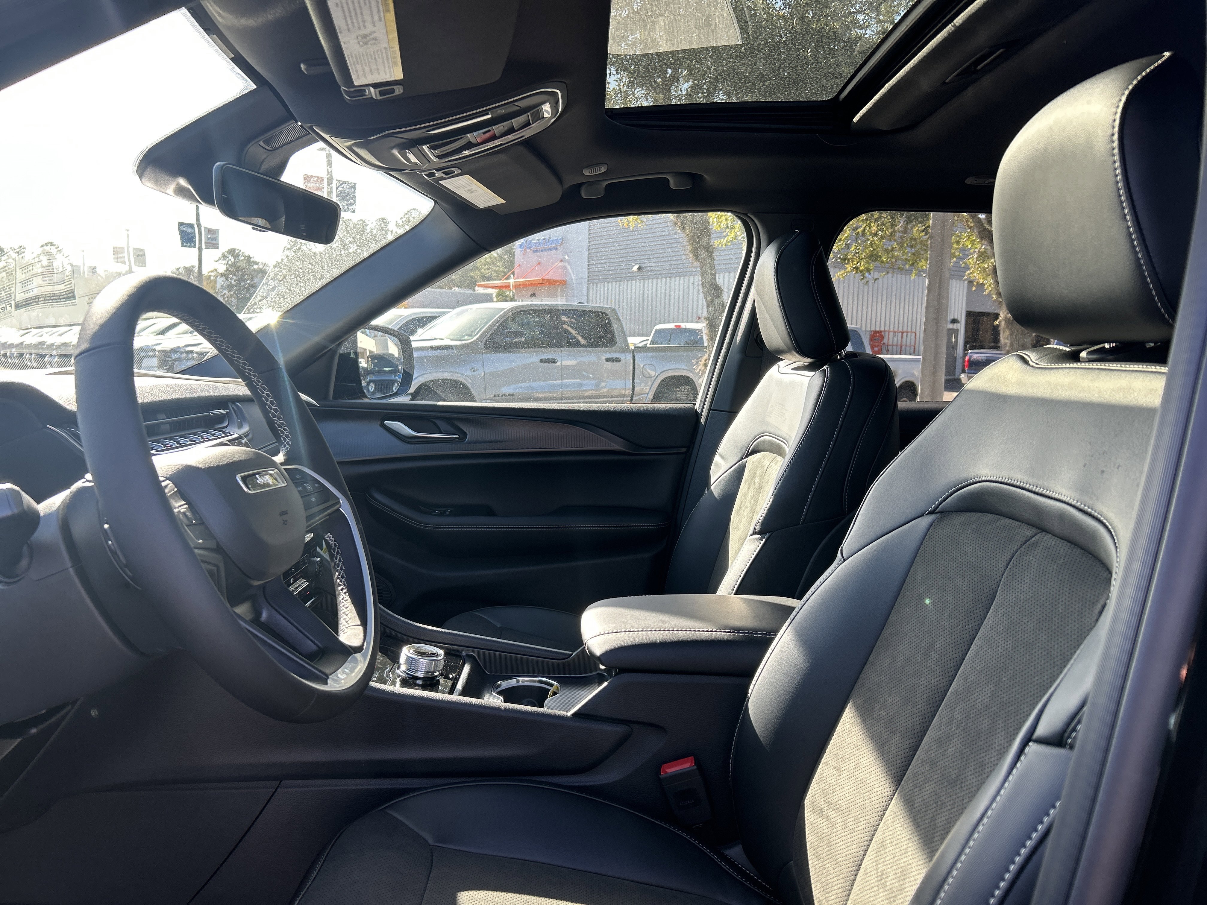 New 2025 Jeep Grand Cherokee Altitude image 14