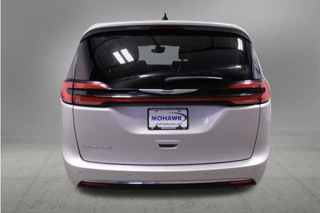 Used 2024 Chrysler Pacifica Touring-L image 4