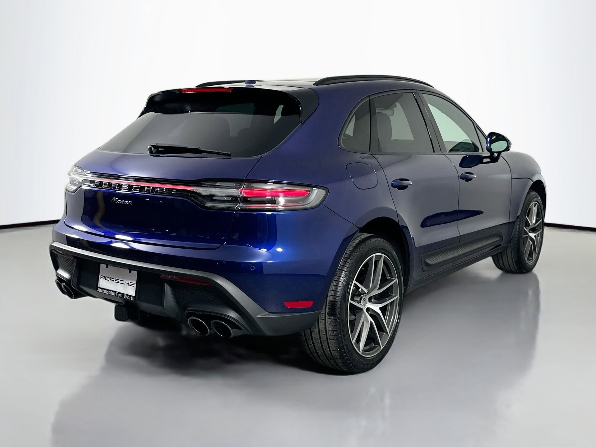 Certified 2025 Porsche Macan image 7