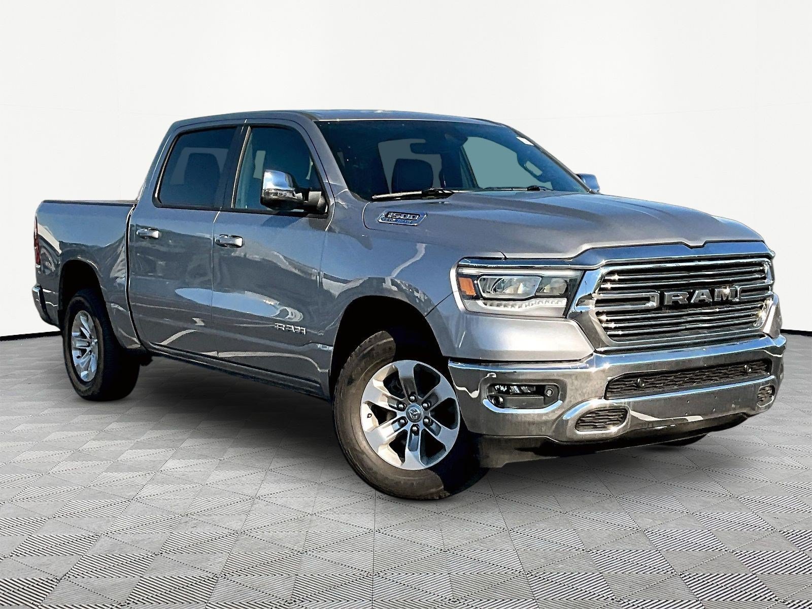 Used 2023 RAM 1500 Laramie AWD/4WD image 3