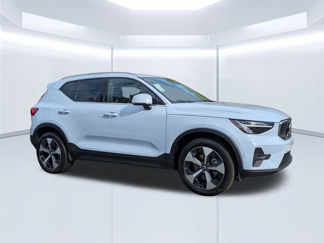 Used 2024 Volvo XC40 B5 Plus image 1