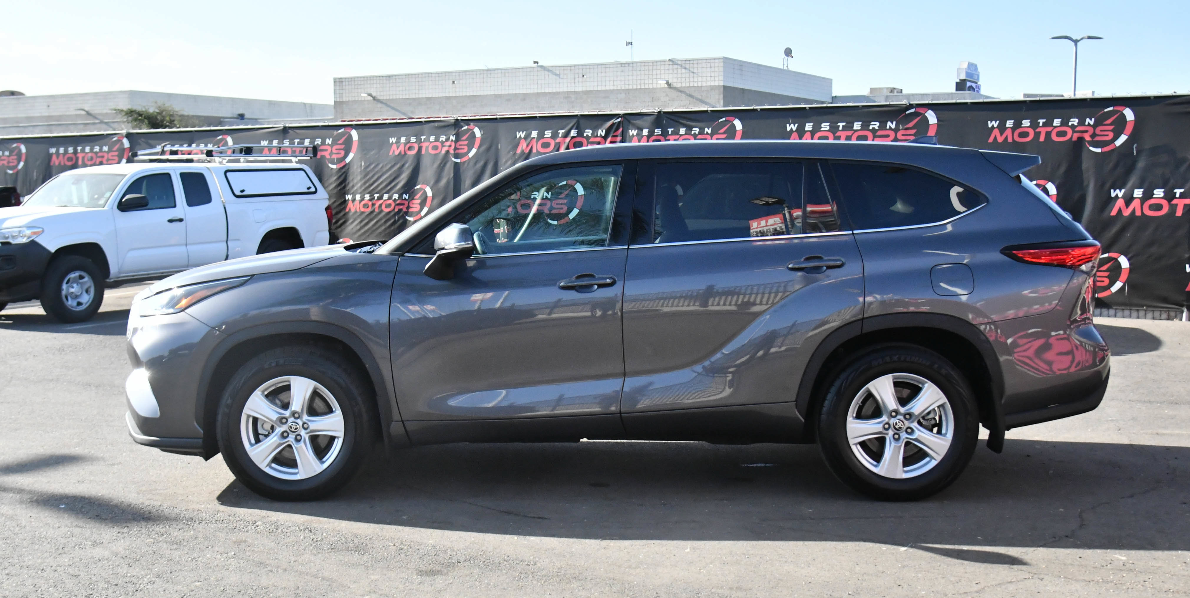 Used 2021 Toyota Highlander L FWD image 4