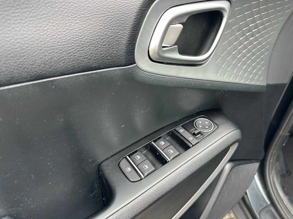 Used 2023 Kia Soul LX w/ LX Technology Package image 13